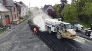 Un épandeur a épandu du ciment routier, chantier voirie Lheureuxloc