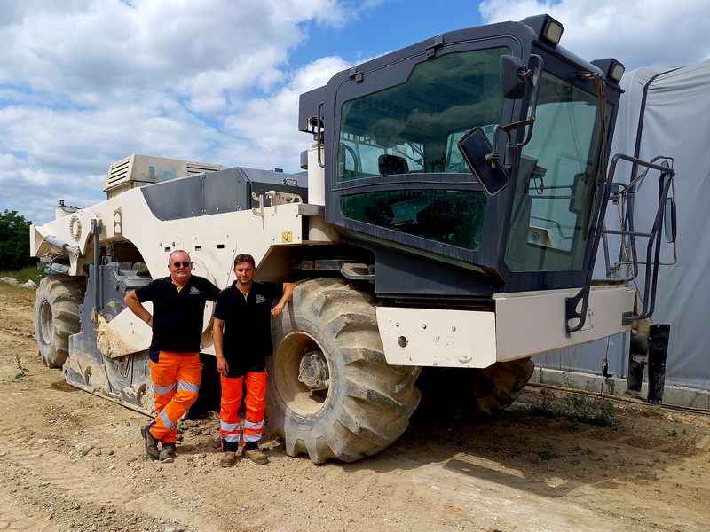 Eric Dussart et Hugo Chaufour, conducteurs d’engins chez Lheureuxloc traitement de sol