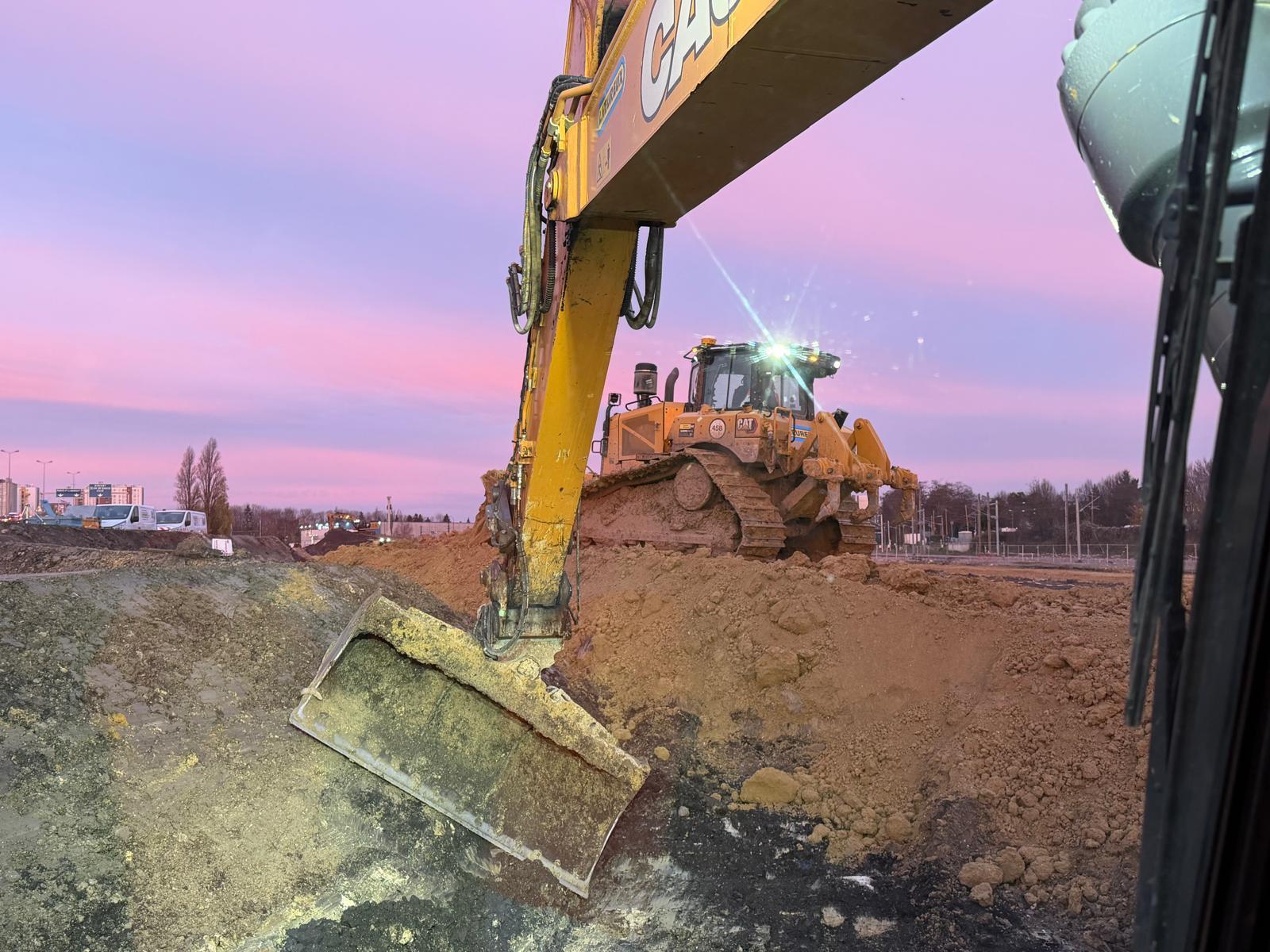 location d’engins de chantier avec chauffeur, terrassement des futures infrastructures du métro ligne 18 du grand paris express